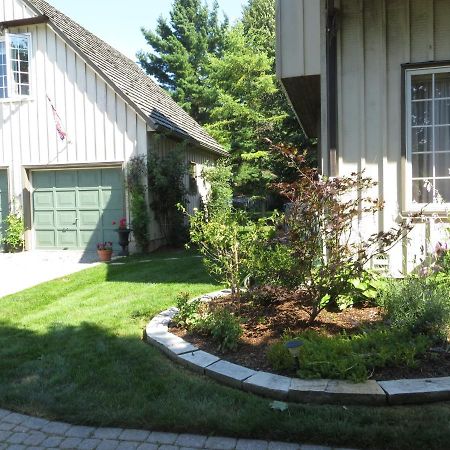 Cedar Gables Bed & Breakfast Bed & Breakfast Niagara-on-the-Lake Exterior photo